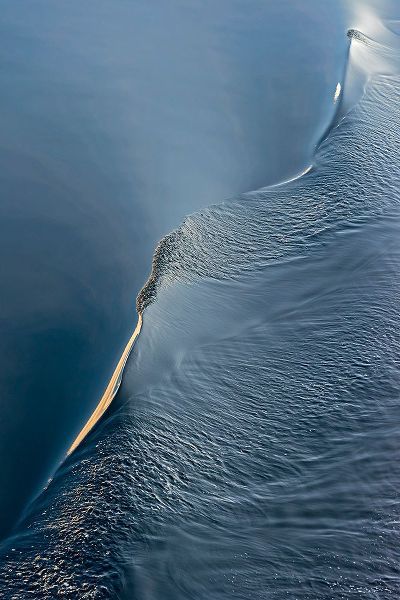 Su, Keren 아티스트의 Wave pattern in South Atlantic Ocean-Antarctica작품입니다.